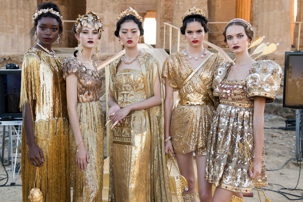 Модели в золоте и багрянце: как дорогие платья показывают авторитетность бренда