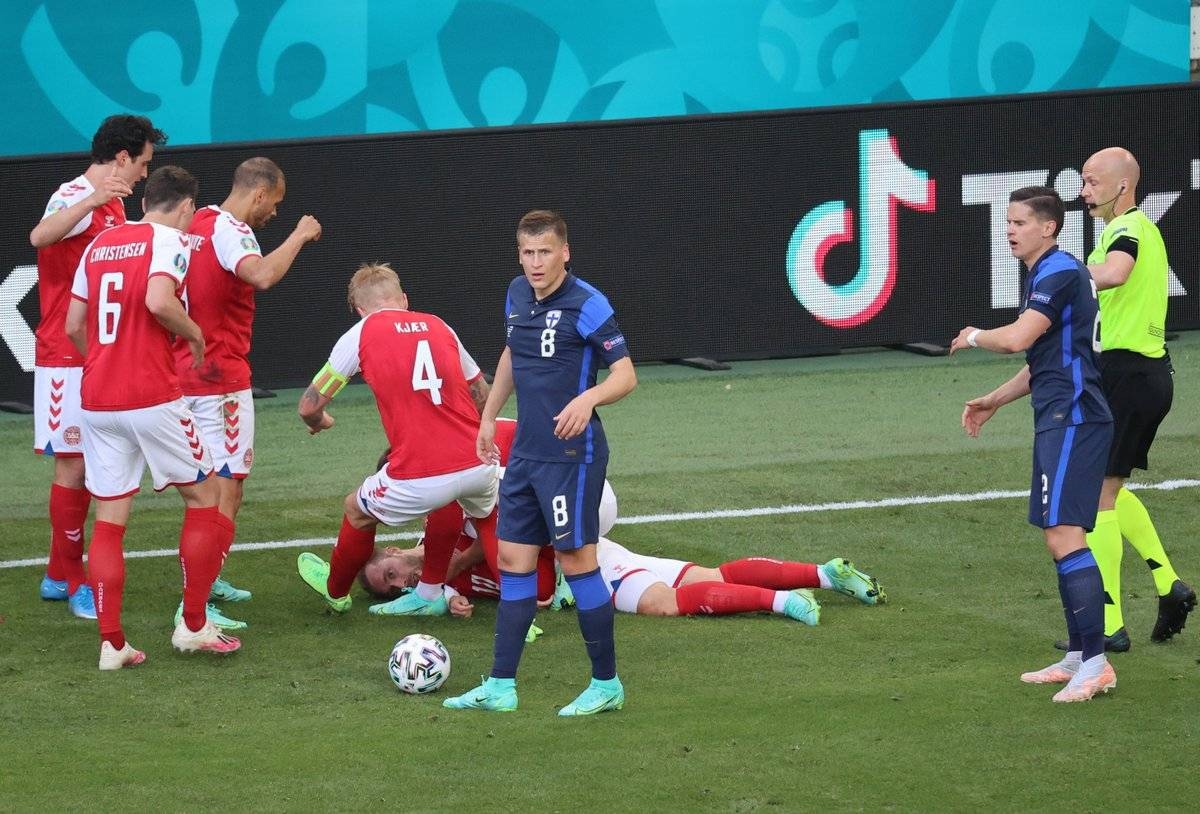У футболиста сборной Дании остановилось сердце во время матча ЧЕ-2020