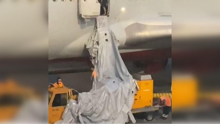 Пассажир задержанного в Шереметьево рейса из-за жары открыл аварийный люк