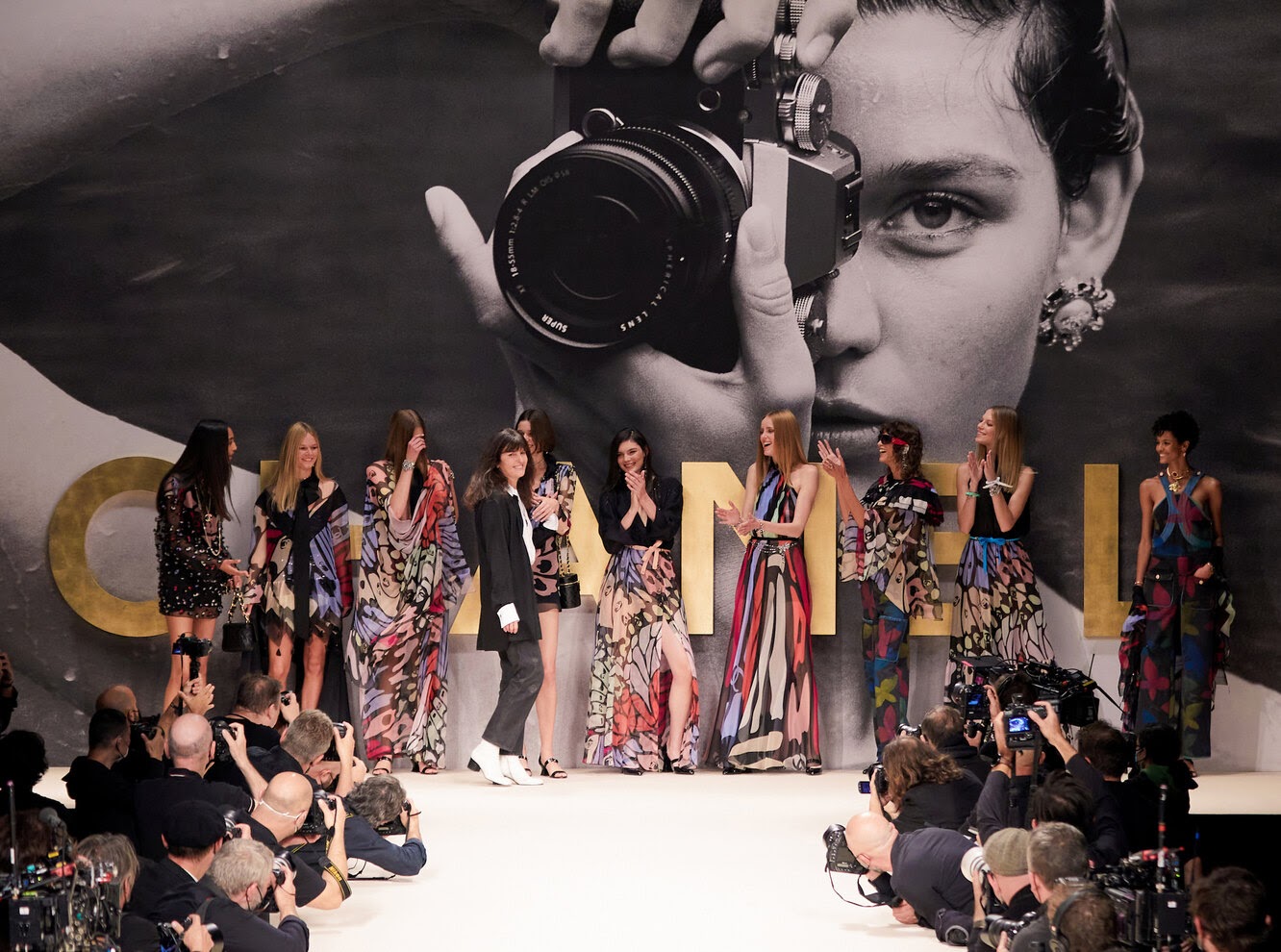 Коллекция Chanel весна-лето 2022: ностальгия по 80-ым