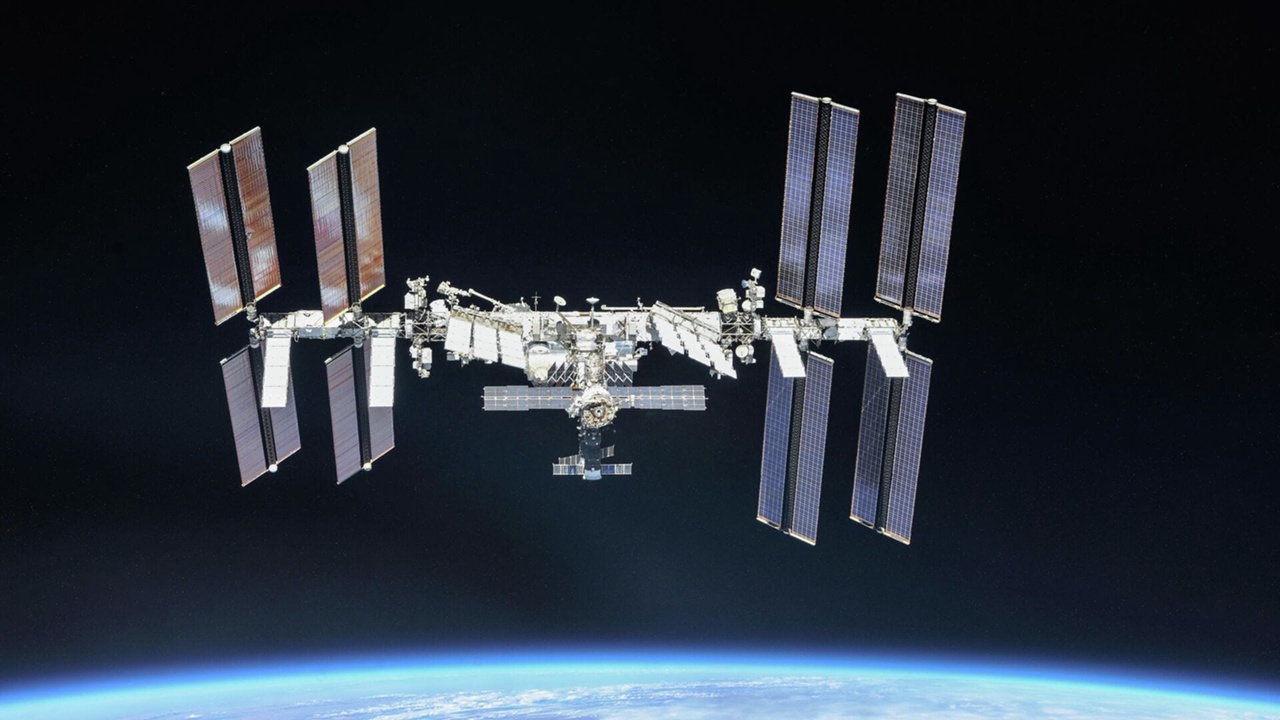 Российские космонавты за лето совершат пять выходов в открытый космос